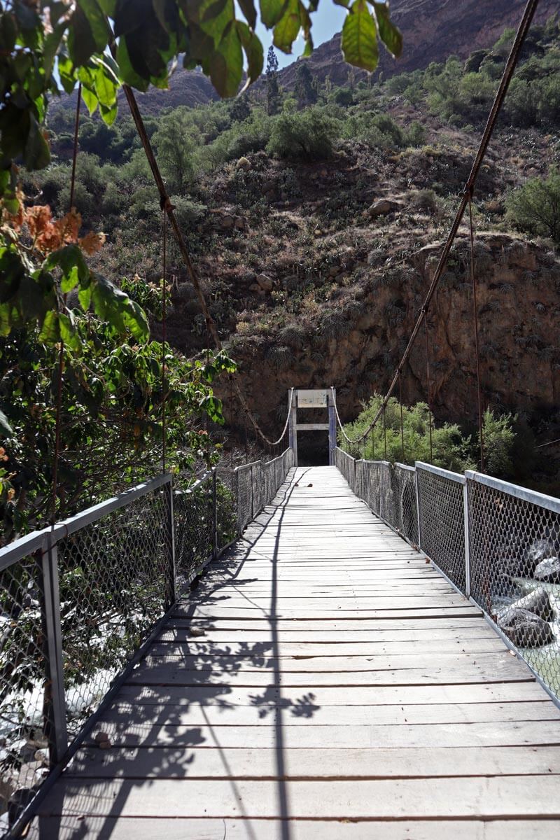 Houten brug over de Rio Colca