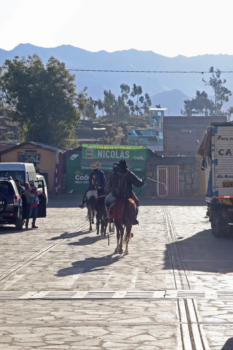 Mannen op paarden in Cabanaconde