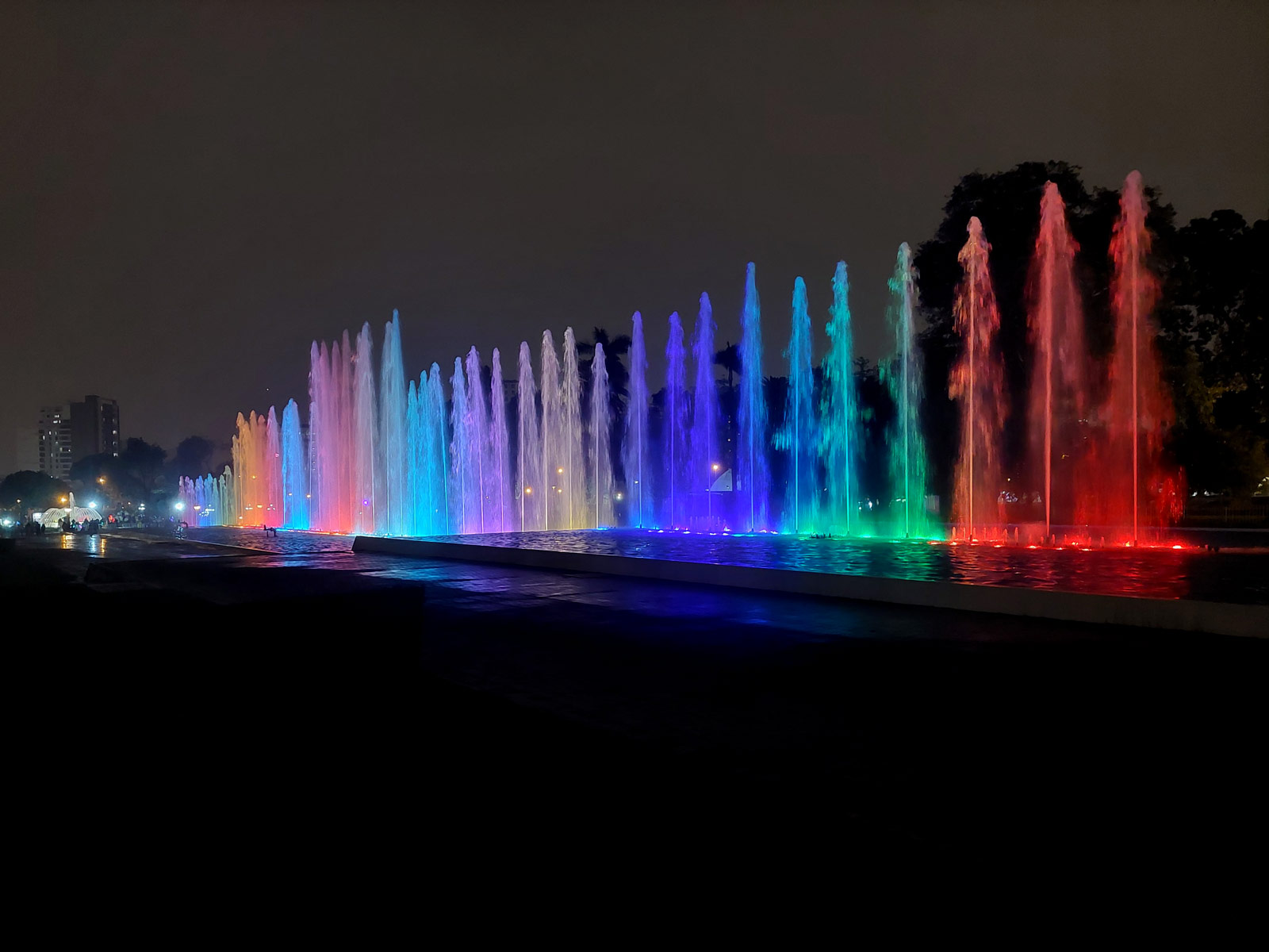 Gekleurde fonteinen in Lima