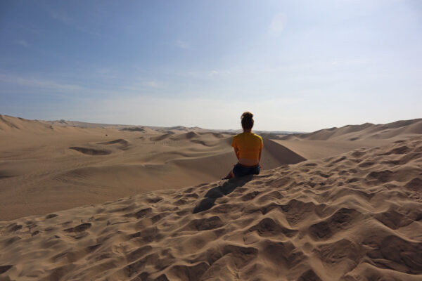Ayleen op rand van een duin in Huacachina