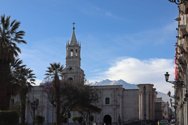 Kathedraal van Arequipa met bergen op de achtergrond