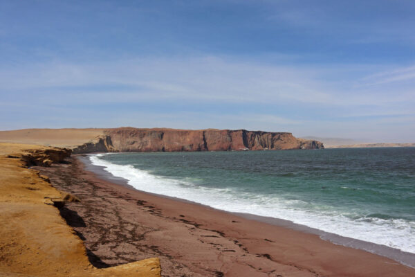 Uitzicht op rood strand in Paracas Nationaal Park