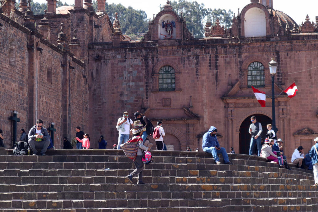 Man met stapel van hoeden op zijn hoofd