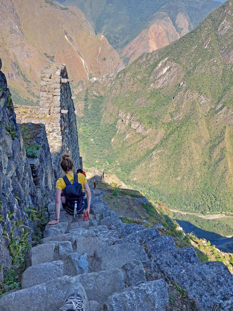 Omlaag klauteren op smal pad