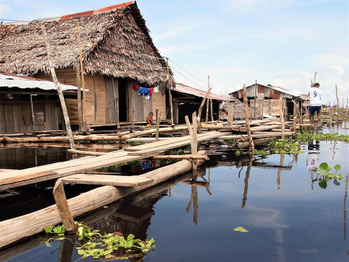 Huizen op palen in het water