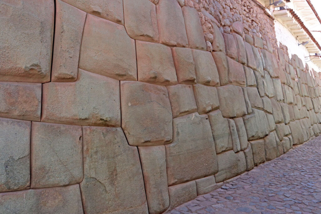 Naadloze stenen muur gebouwd door de inca's