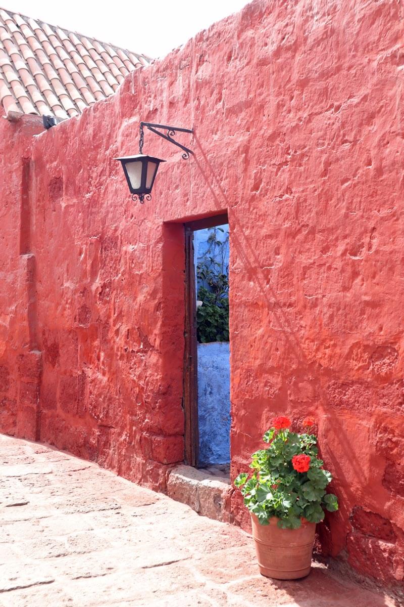 Rode muur met doorkijkje naar blauwe muur