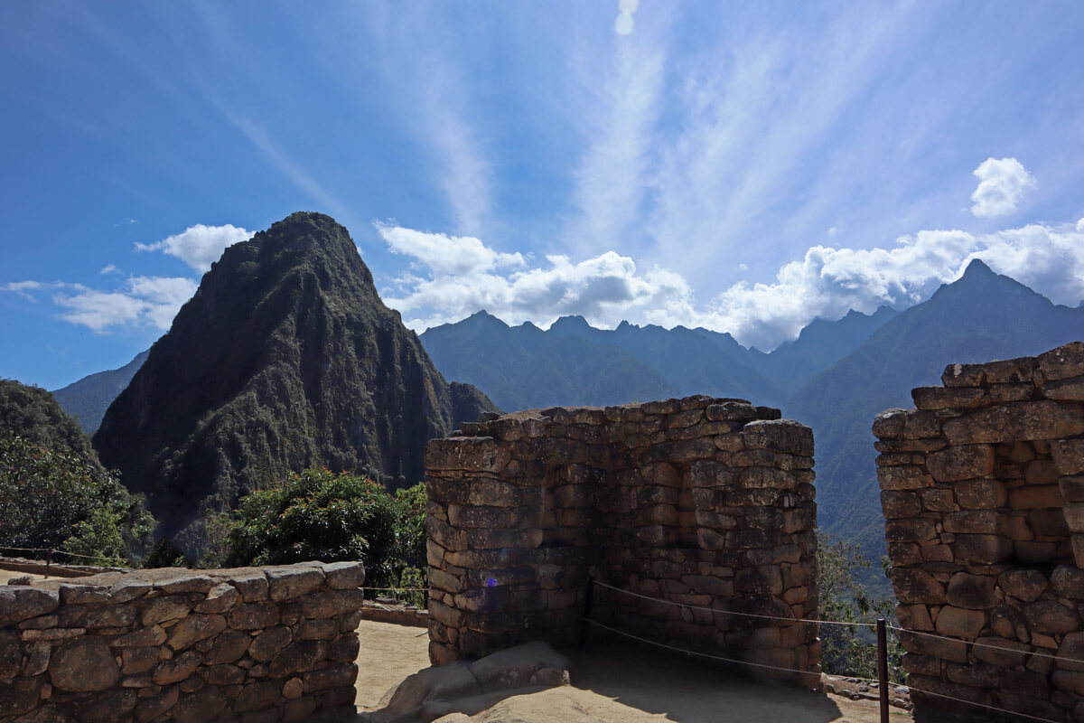 Zonnestralen boven bergen rond Machu picchu