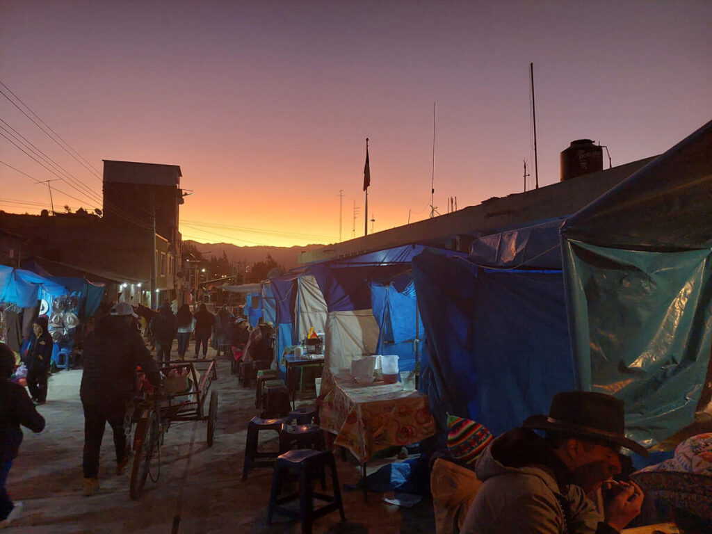 Markt met zonsondergang in Cabanaconde