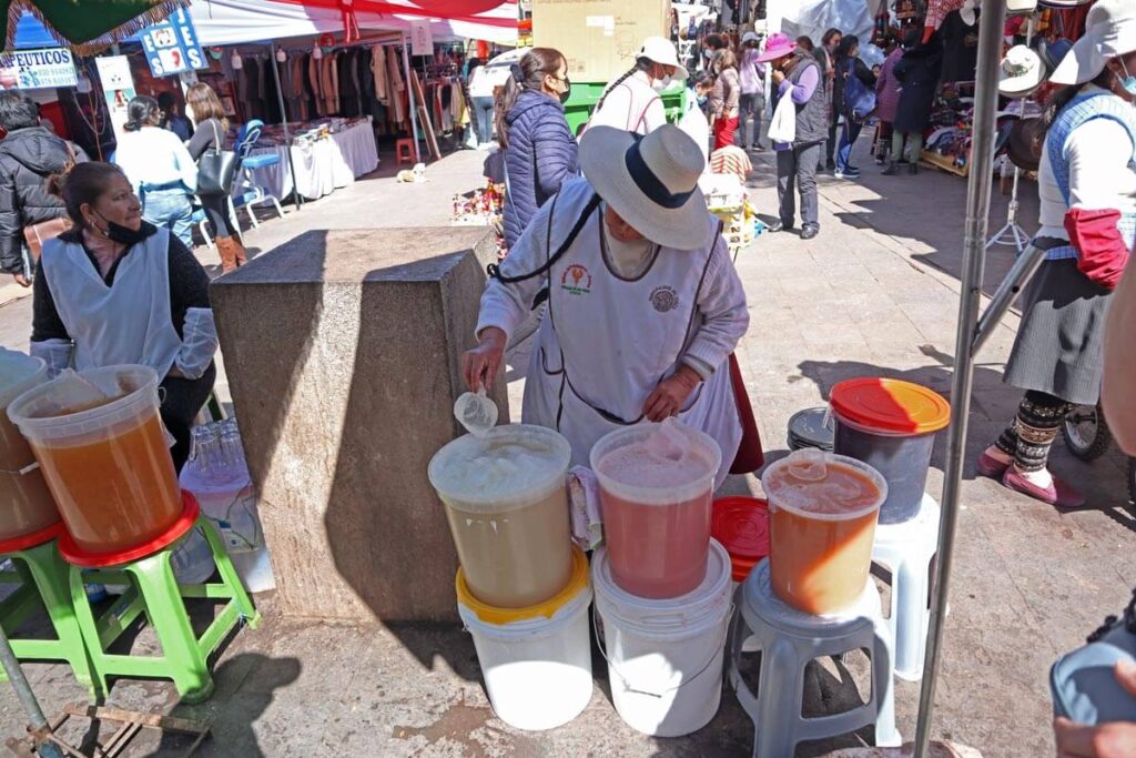 Marktkoopvrouw met emmers met drinken