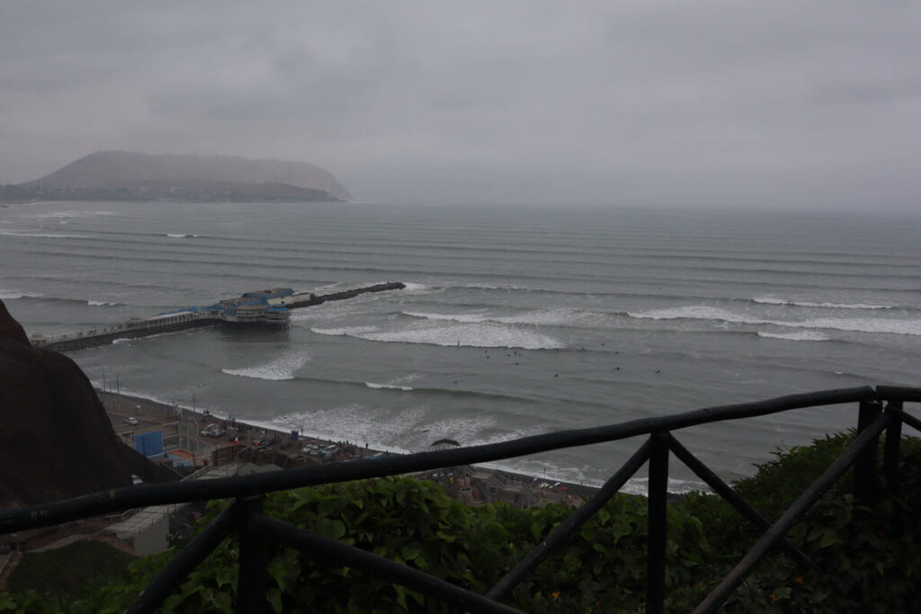 Uitzicht op zee in mistig Lima