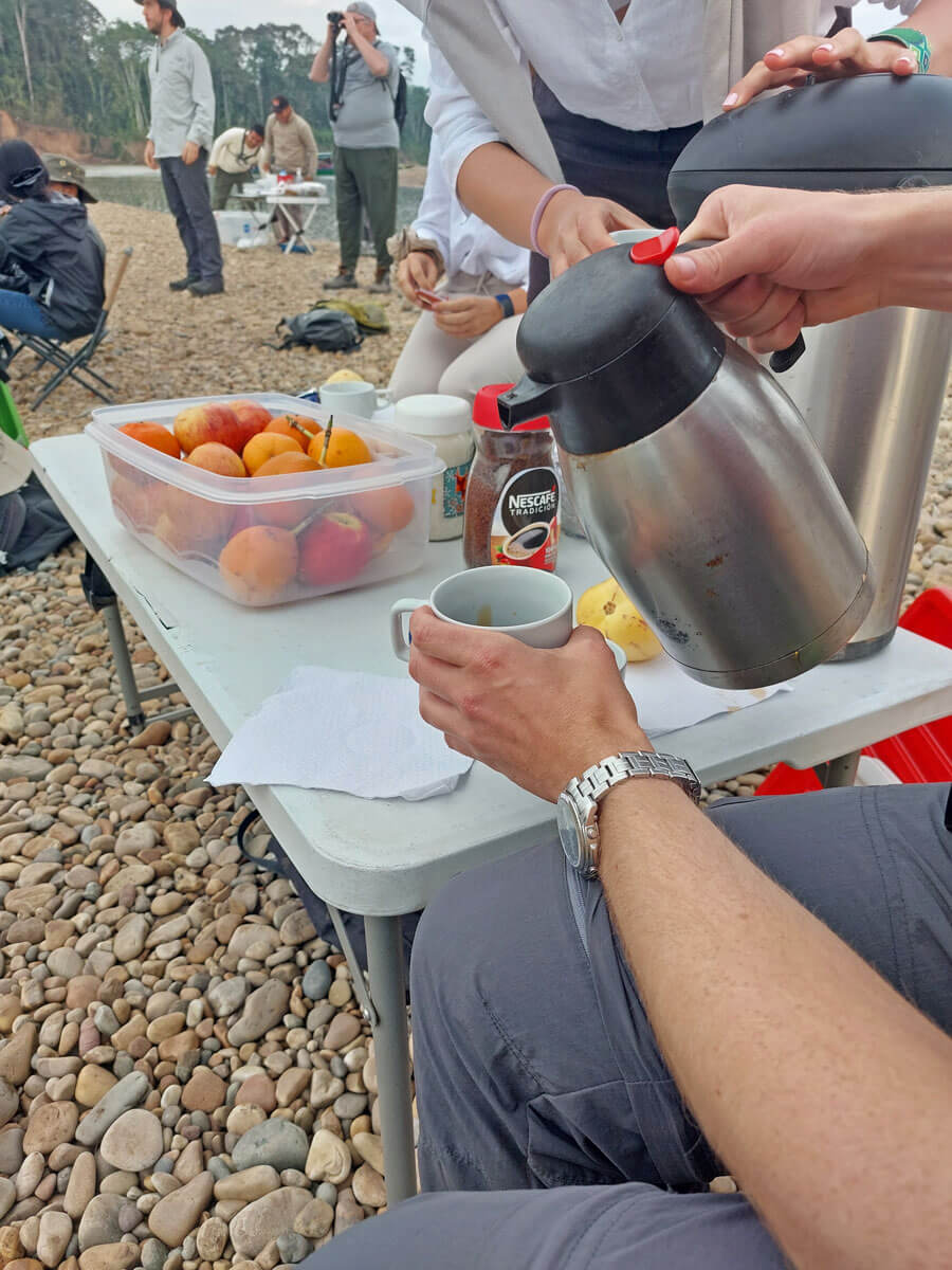 Koffie op de rivieroever
