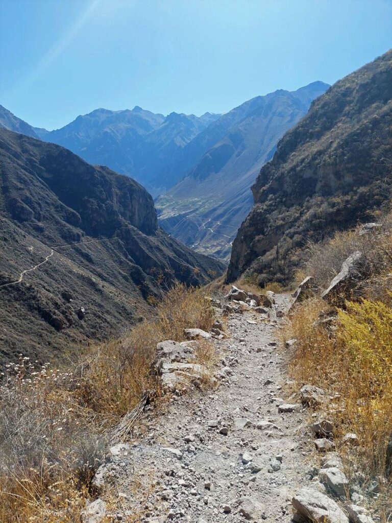 Pad langs de rand van de canyon