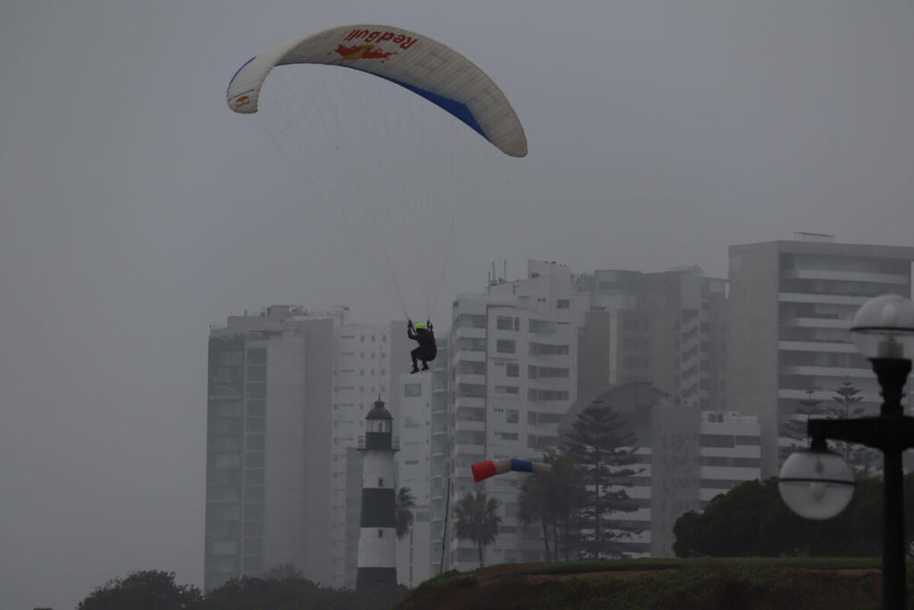 Paraglider boven Miraflores