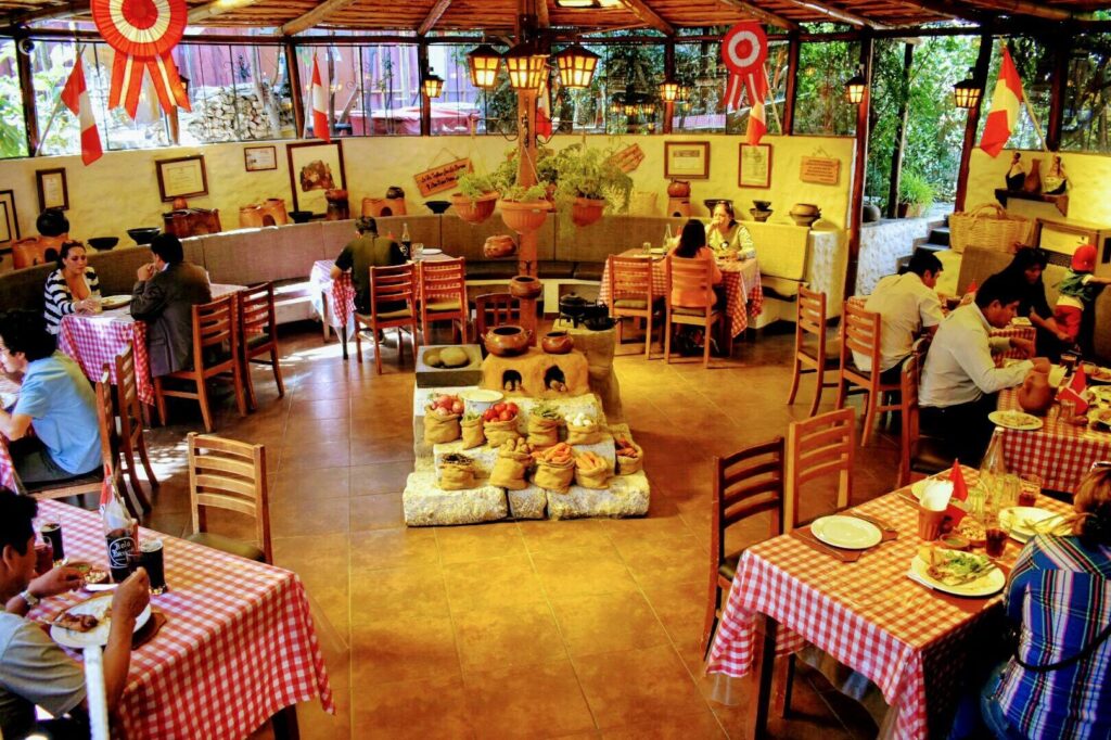 Tafels in een picanteria in Arequipa