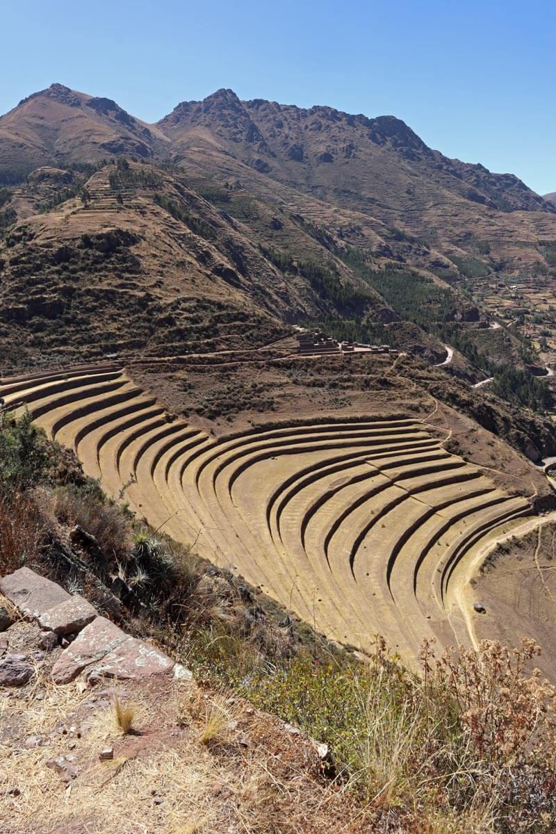 Halfronde terrassen op berg bij Pisac