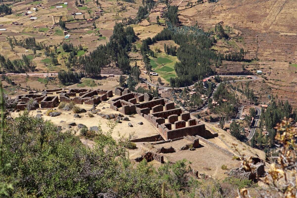 Pisac ruïnes met dal op achtergrond