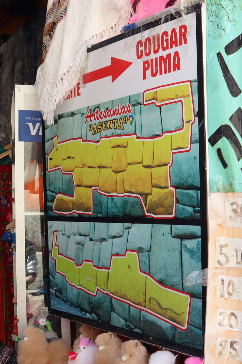 Uitlegbordje van een puma in stenen