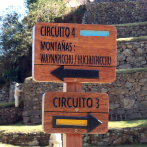 Routebordje met circuits in Machu Picchu