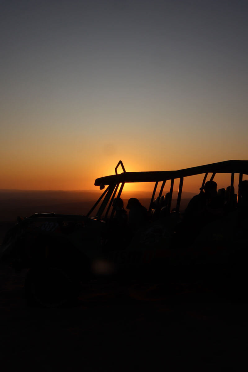 Zonsondergang met silhouet van buggy