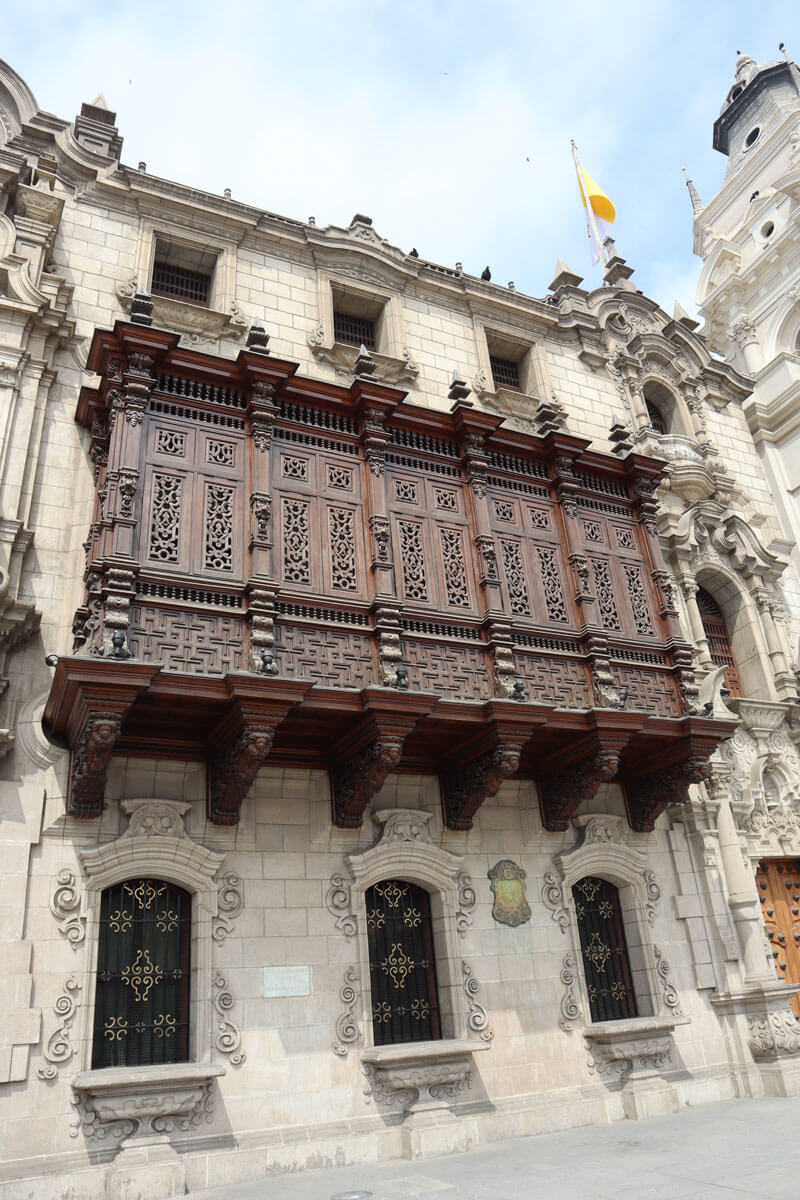 Spaans balkon op Plaza de Armas in Lima