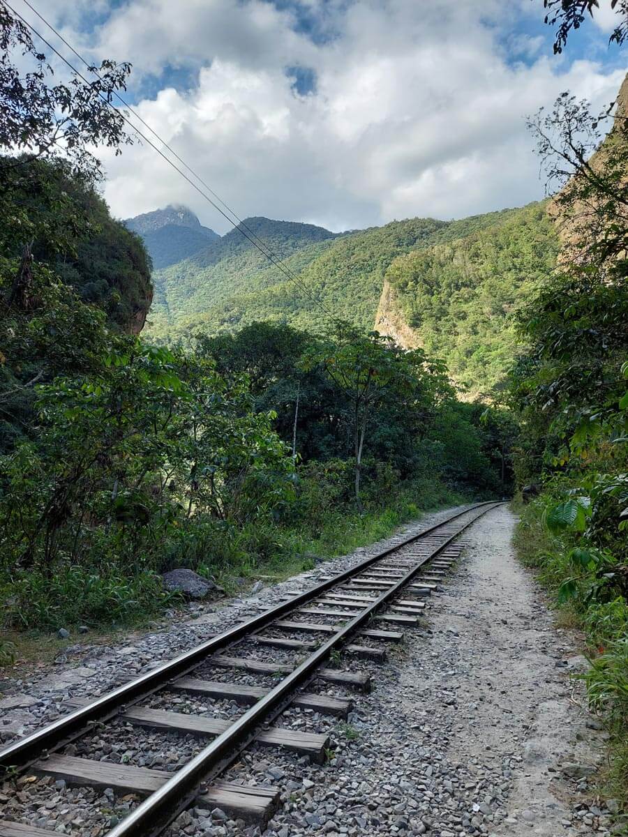 Spoor in het groen tussen Machu picchu en Hidroelectrica