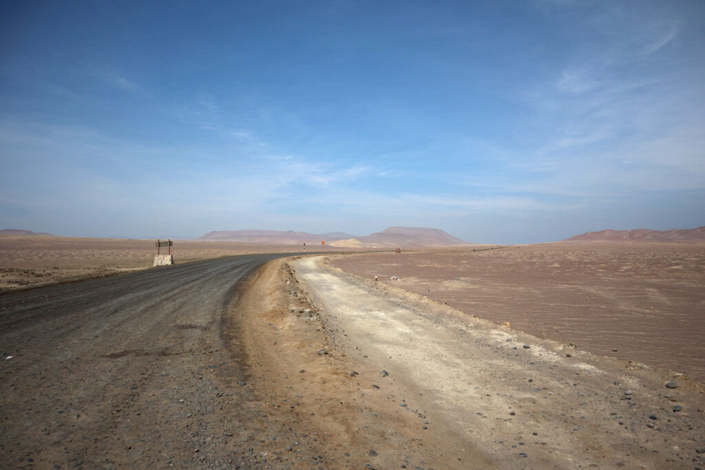 Stoffige weg in Paracas
