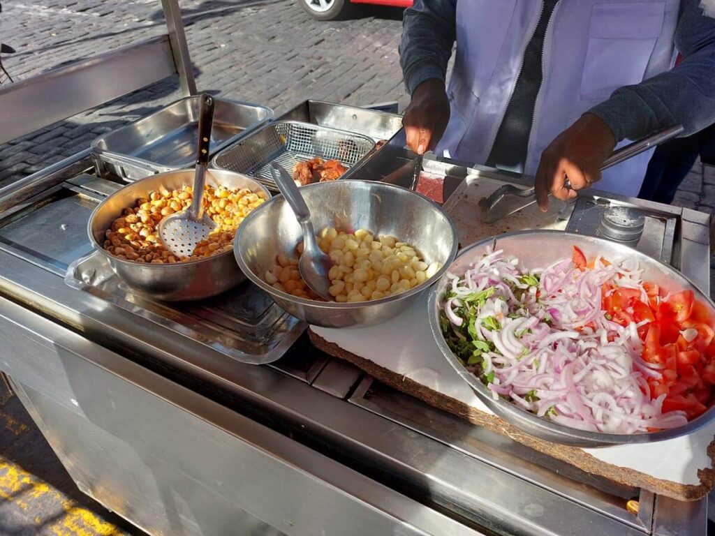 Etenswaren op karretje van straatverkoper
