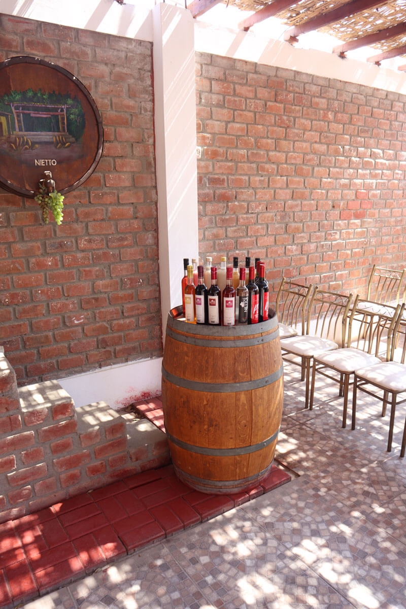 Ton met verschillende wijnen en pisco's