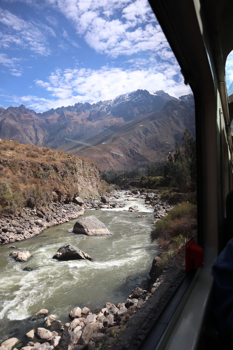 Uitzicht vanuit trein op rivier