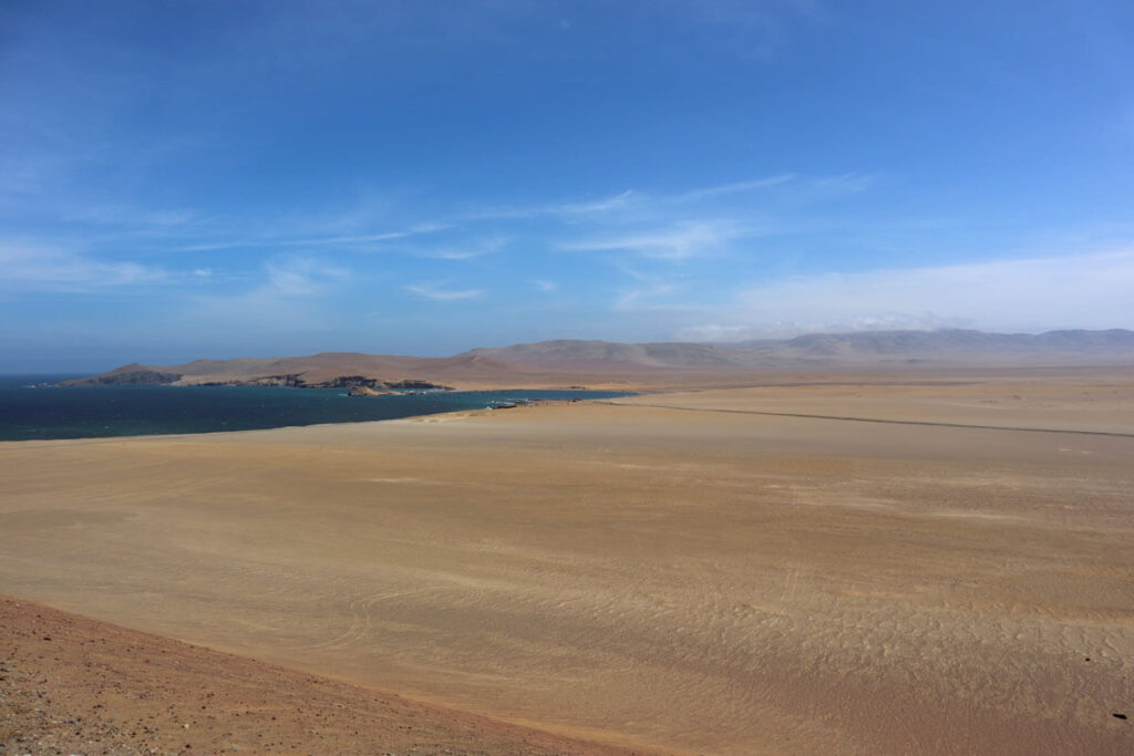 Uitzicht op vlakte en zee in Paracas