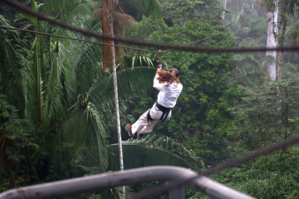 Meisje aan een zipline in de jungle