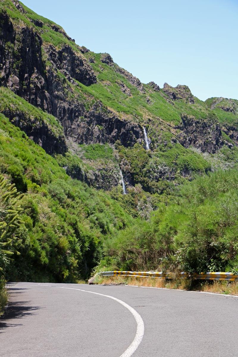 Twee watervallen en weg Madeira