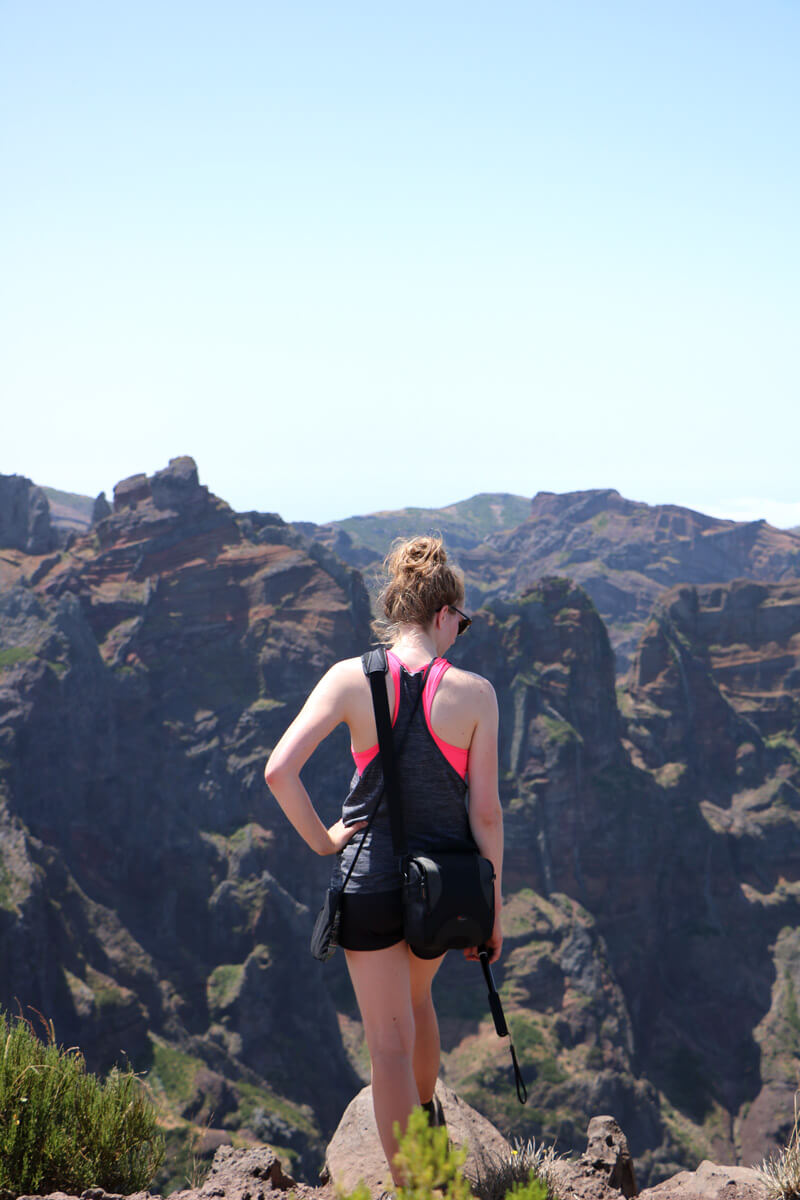 Op de rand van het wandelpad Vereda do Pico Ruivo Madeira