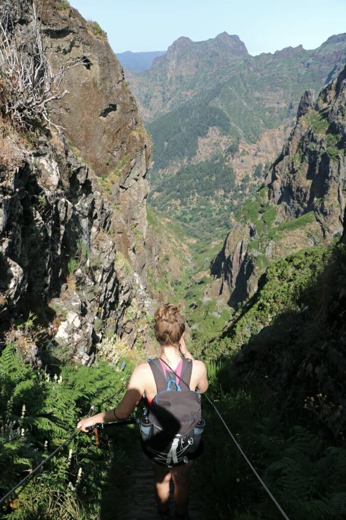 Pico do Areeiro - Pico Ruivo uitzicht naar beneden