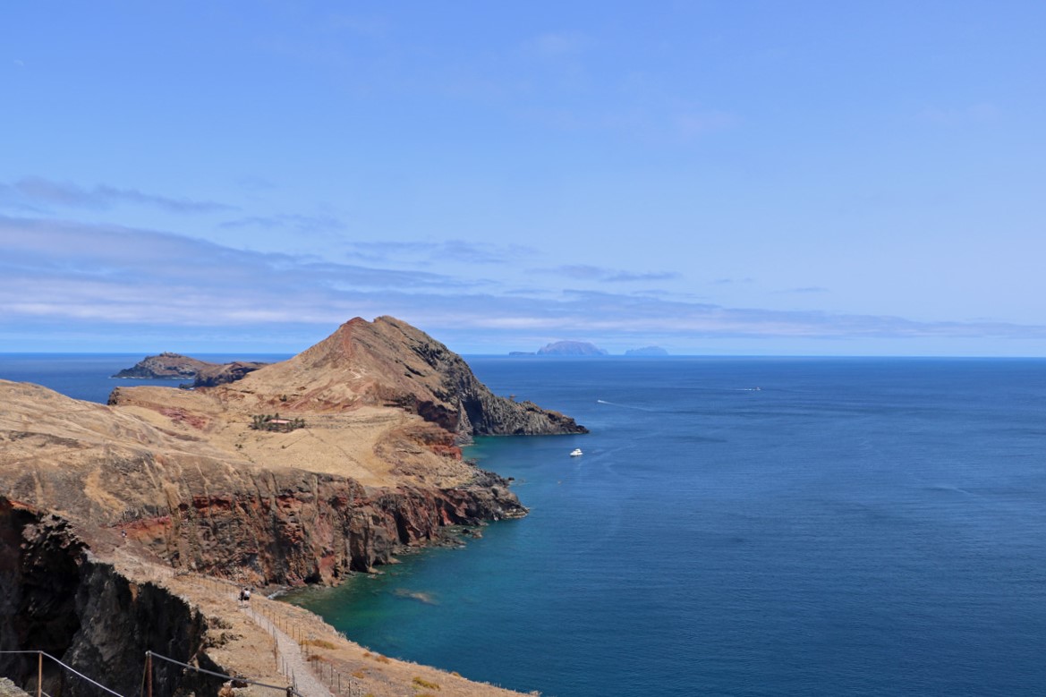 Dragon's Tail Madeira met op de achtergrond Porto Santo