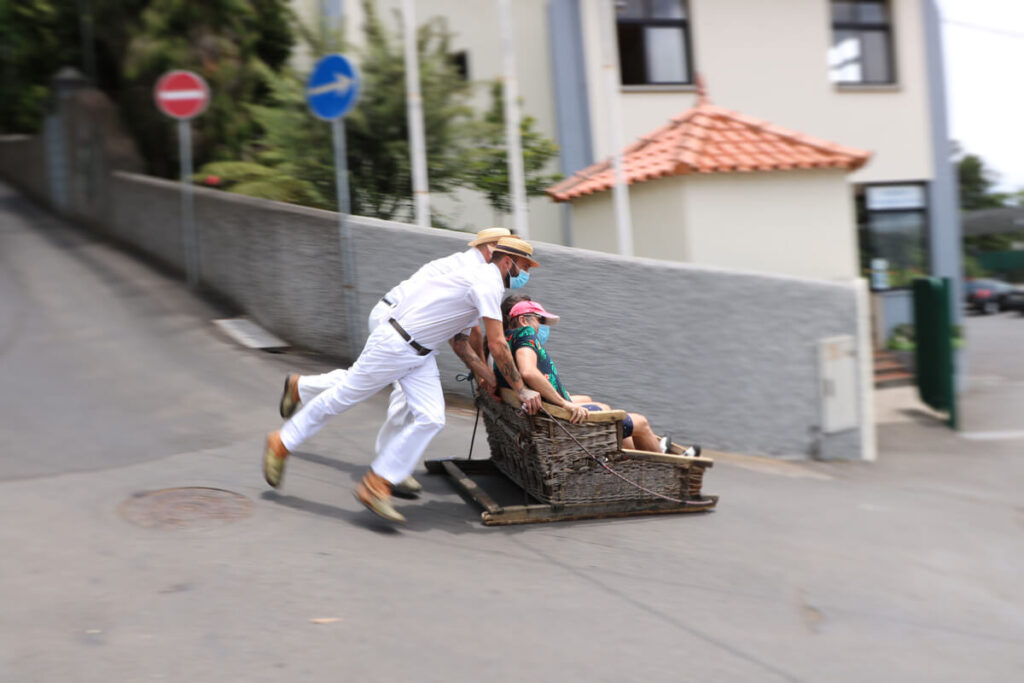 Toboggan mand met bestuurders in Funchal op Madeira