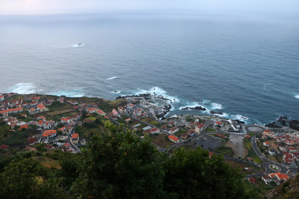 Uitzicht op de zwembaden van Porto Moniz op Madeira