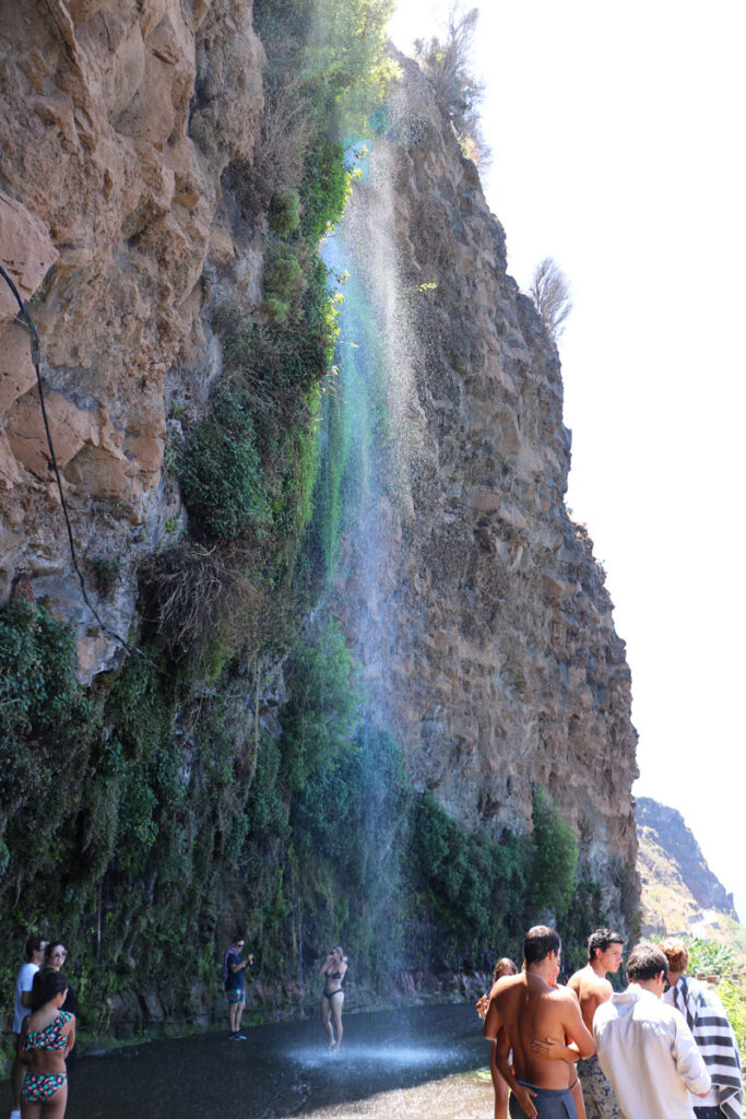 Meisje onder de waterval