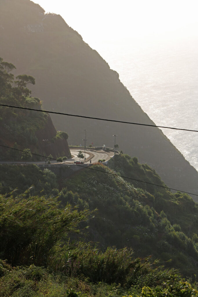 Bergweg bij zonsondergang op Madeira