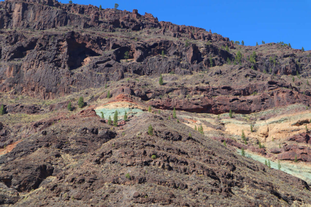 Gekleurde uitsnede van Los Azulejos De Veneguera op Gran Canaria