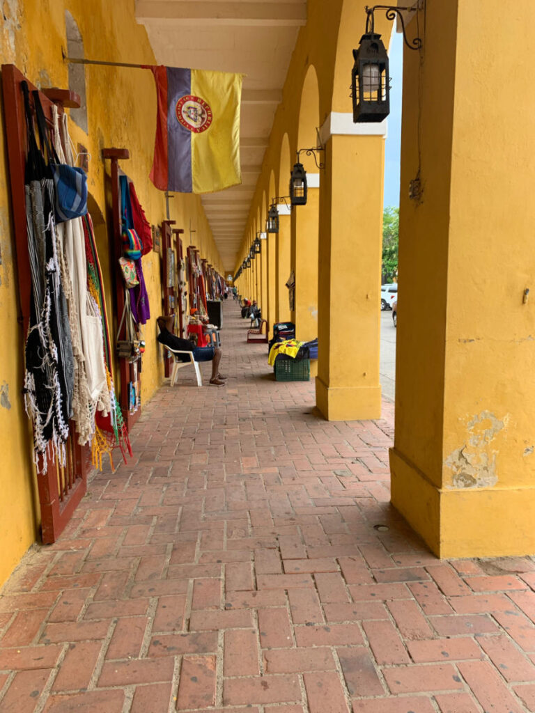 Winkeltjes in gallerij in Cartagena