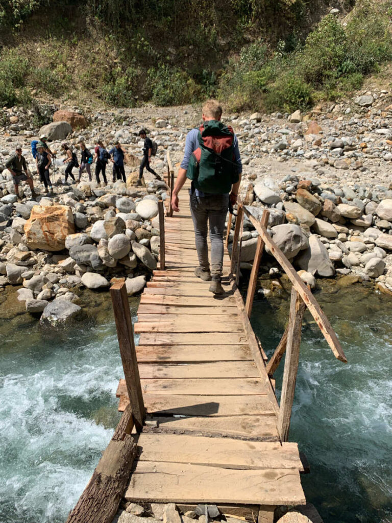 Een bruggetje over tijden de Salkantay trek