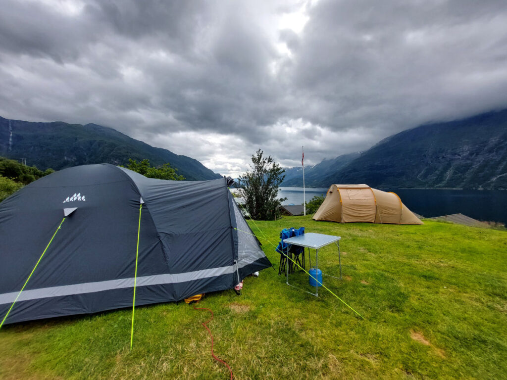 Tent aan fjord in Noorwegen