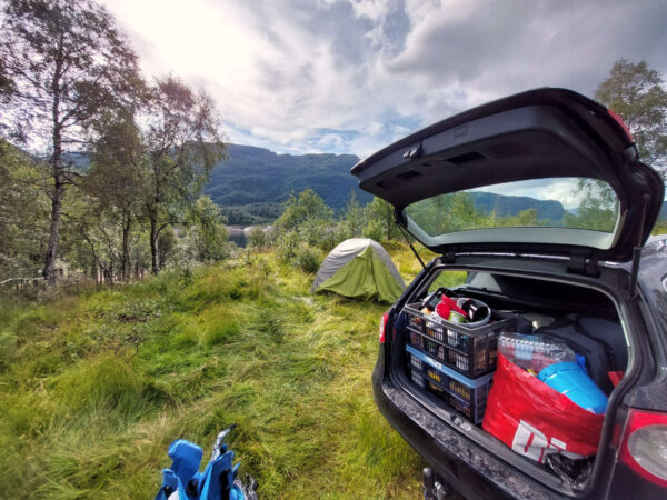 Auto met spullen voor een tent in de natuur