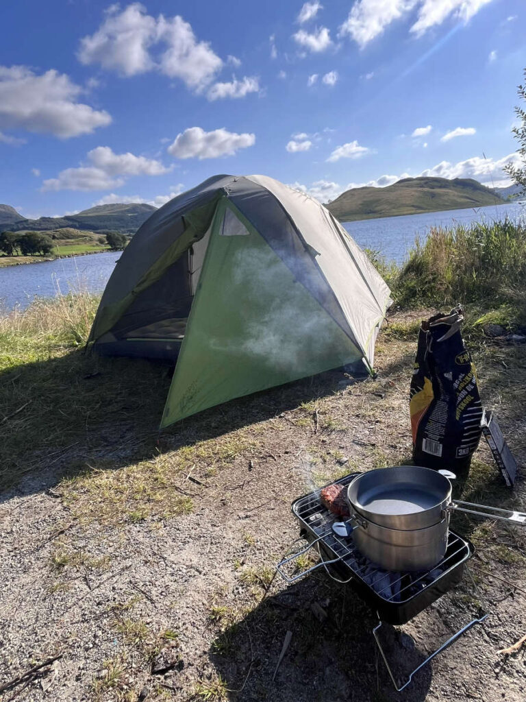 Wildkamperen aan een meer met een bbq