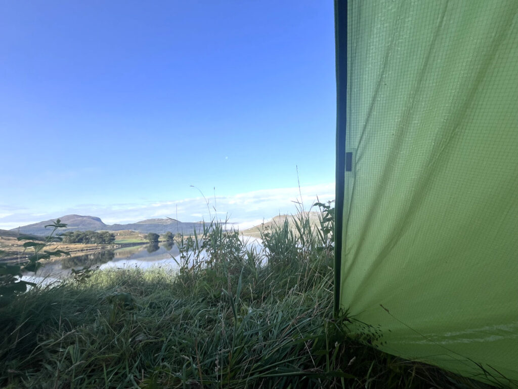 Uitzicht op meertje vanuit een tent tijdens het wildkamperen