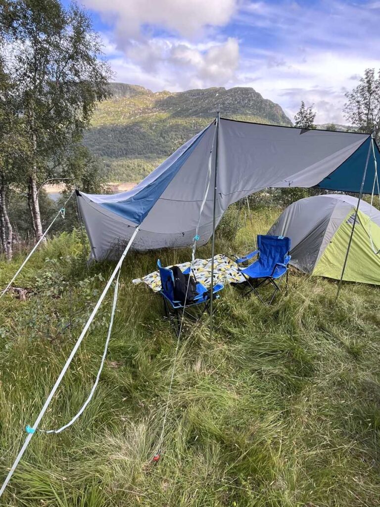 Wildkampeerplek Noorwegen met tarp