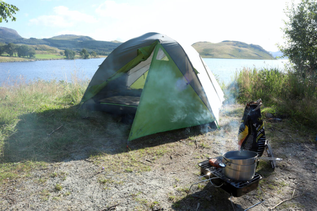 Koken op een bbq tijdens het wildkamperen