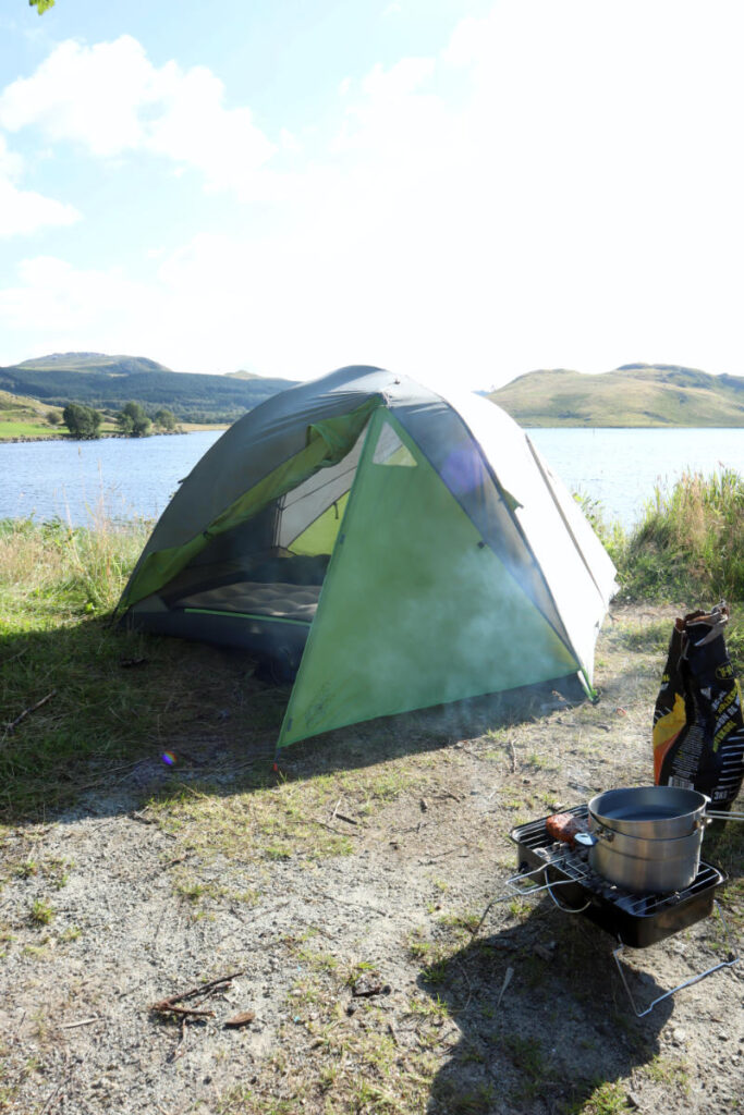 Wildkampeerplek met tent in Noorwegen